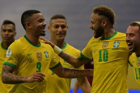 Neymar (số 10) chia vui cùng các đòng đội sau khi ghi bàn nâng tỷ số lên 2-0. (Nguồn: AFP)