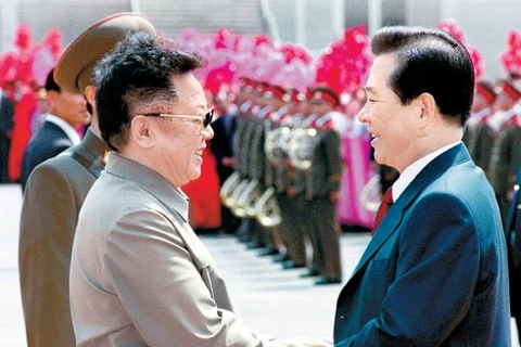 Chủ tịch Triều Tiên Kim Jong-il (trái) đích thân ra sân bay đón tiếp Tổng thống Hàn Quốc Kim Dae-jung. (Nguồn: Yonhap)