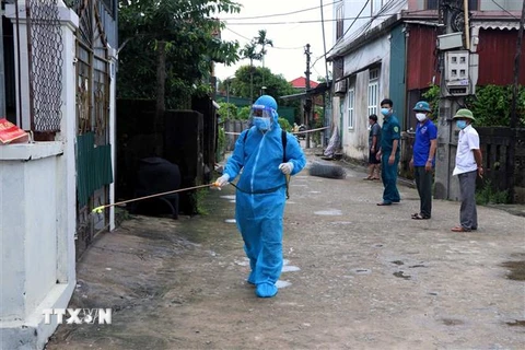 Ngành y tế phun hóa chất tiêu độc khử trùng tại nhà một bệnh nhân ở thành phố Hà Tĩnh. (Ảnh: Công Tường/TTXVN)