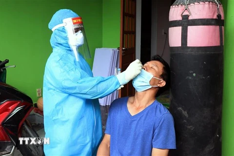 Ngành y tế đến từng nhà lấy mẫu xét nghiệm tại thành phố Hà Tĩnh. (Ảnh: Công Tường/TTXVN)