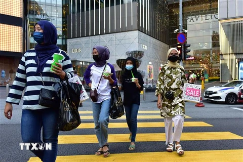 Người dân đeo khẩu trang phòng dịch COVID-19 tại Kuala Lumpur, Malaysia. (Ảnh: THX/TTXVN)