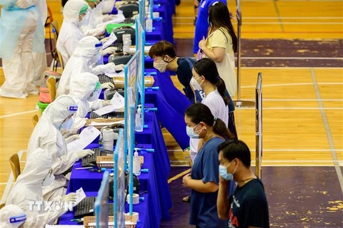 Một điểm xét nghiệm COVID-19 tại Bangkok, Thái Lan. (Ảnh: AFP/TTXVN)