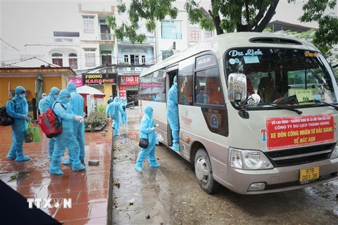 Tỉnh Bắc Kạn đón gần 300 công nhân trở về từ Bắc Giang sáng 13/6. (Ảnh: Danh Lam/TTXVN)