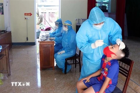 Lực lượng y tế lấy mẫu xét nghiệm cho người liên quan F1, F2, tổ 4 phường Trần Phú, thành phố Hà Tĩnh. (Ảnh: Công Tường/TTXVN)