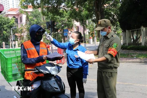 Chốt kiểm soát dịch COVID-19 tại phường Suối Hoa, thành phố Bắc Ninh. (Ảnh: Thanh Thương/TTXVN)