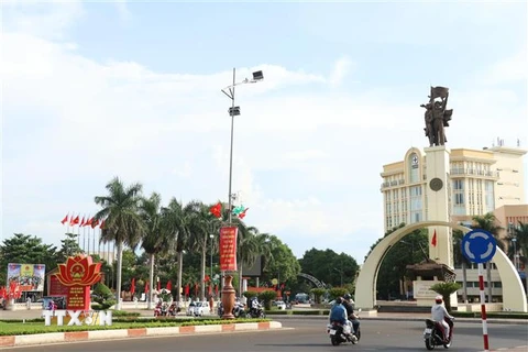 Khu vực tượng đài chiến thắng, trung tâm thành phố Buôn Ma Thuột rực rỡ cờ hoa chào mừng Ngày hội non sông. (Ảnh: Tuấn Anh/TTXVN)
