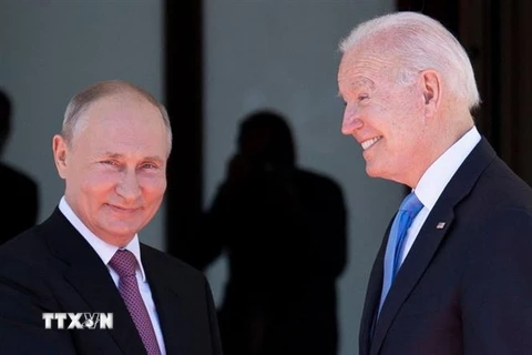 Tổng thống Mỹ Joe Biden (phải) và Tổng thống Nga Vladimir Putin tại hội nghị thượng đỉnh ở Geneva, Thụy Sĩ. (Ảnh: AFP/TTXVN)