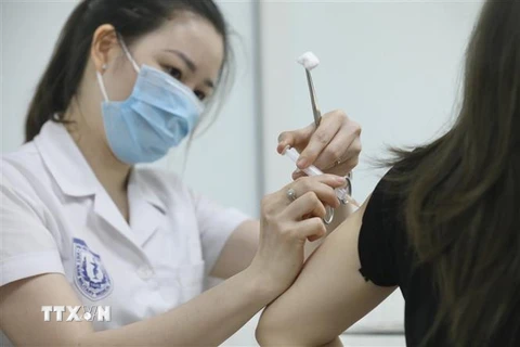 Nhân viên y tế tiêm vaccine Nano Covax phòng COVID-19 cho tình nguyện viên tham gia tiêm thử nghiệm đợt 3 tại Học viện Quân y. (Ảnh: Minh Quyết/TTXVN)