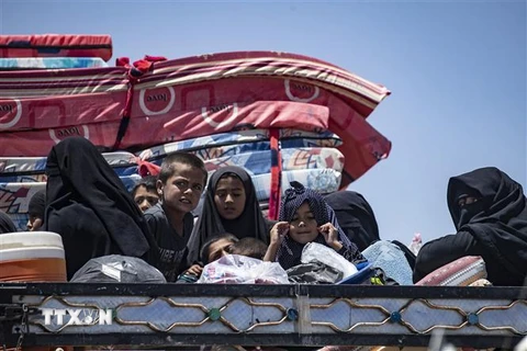 Người dân Syria sơ tán khỏi vùng chiến sự ở tỉnh Hasakeh. (Ảnh: AFP/TTXVN)