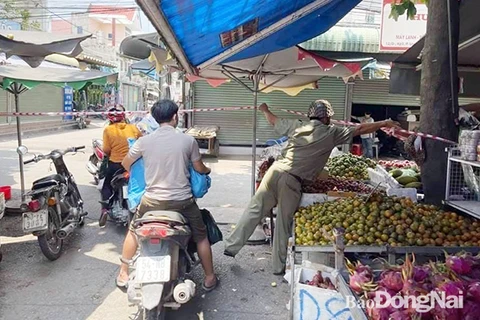 Lực lượng chức năng phong tỏa khu vực chợ ở phường An Bình, thành phố Biên Hòa. (Nguồn: Báo Đồng Nai)