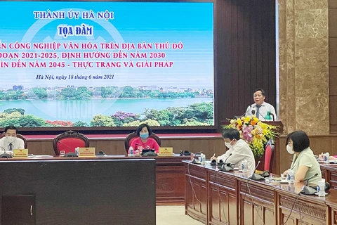 Phó Bí thư Thành ủy Nguyễn Văn Phong chủ trì tọa đàm. (Nguồn: hanoimoi.com.vn)