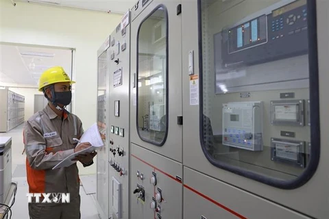 Công nhân Tổng Công ty Điện lực Miền Bắc tăng cường kiểm tra kỹ thuật trạm biến áp 110kV Vĩnh Phúc, đảm bảo cấp điện an toàn. (Ảnh: Ngọc Hà/TTXVN)