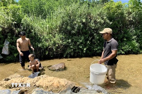 Người dân xã Hương Hữu, huyện Nam Đông sử dụng một nguồn nước duy nhất để nấu ăn và tắm rửa. (Ảnh: Mai Trang/TTXVN)