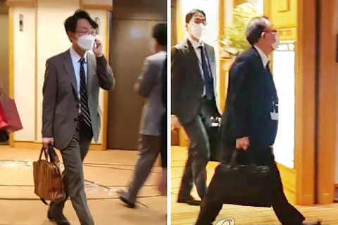 Vụ trưởng Vụ các vấn đề châu Á và Thái Bình Dương thuộc Bộ Ngoại giao Hàn Quốc Lee Sang-ryeol (trái) và người đồng cấp Nhật Bản Takehiro Funakoshi rời một cuộc gặp tại Tokyo hồi tháng 4/2021. (Nguồn: Yonhap)