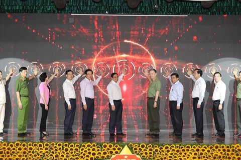 Thủ tướng Chính phủ Phạm Minh Chính và các đại biểu thực hiện Lễ công bố vận hành chính thức 2 hệ thống từ ngày 1/7/2021. (Ảnh: Dương Giang/TTXVN)
