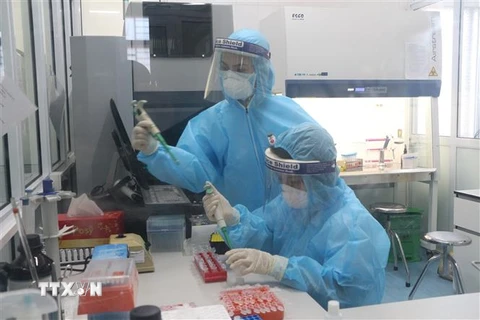 Xét nghiệm phát hiện SARS-CoV-2 bằng kỹ thuật RT-PCR). (Ảnh: Bích Huệ/TTXVN)