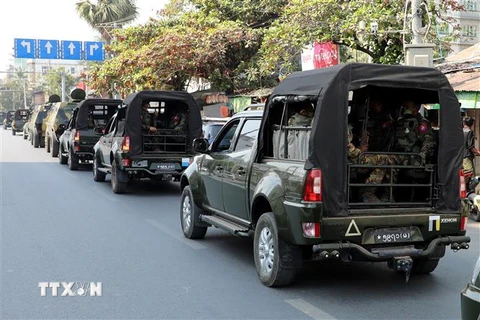 Xe quân sự tuần tra trên đường phố tại Mandalay, Myanmar. (Ảnh: AFP/TTXVN)