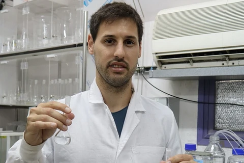 Offir Inbar tại phòng thí nghiệm của Đại học Tel Aviv. (Nguồn: Đại học Tel Aviv)