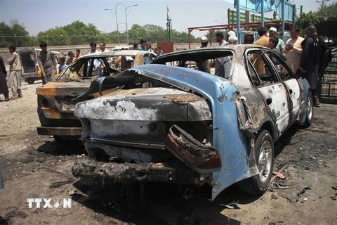 Hiện trường vụ đánh bom xe tại Jalalabad , Afghanistan. (Ảnh: THX/TTXVN)