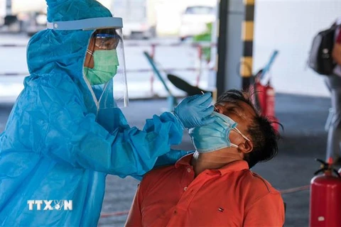 Nhân viên y tế lấy mẫu xét nghiệm SARS-CoV-2. (Ảnh: Ánh Tuyết/TTXVN)