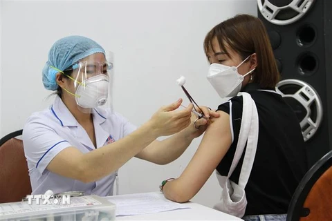 Tiêm vaccine phòng COVID-19 tại Thành phố Hồ Chí Minh. (Ảnh: Thu Hương/TTXVN)