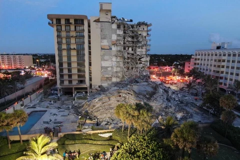 Ngôi nhà bị sập cao 12 tầng gồm 136 căn hộ. (Nguồn: miamiherald.com)