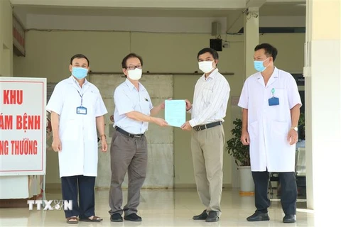 Đại diện ngành y tế Đắk Lắk trao giấy xuất việ