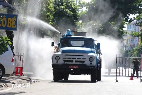 Xe chuyên dụng của Bộ Chỉ huy Quân sự tỉnh Phú Yên phun khử khuẩn khu vực đang bị phong tỏa trên đường Trần Phú, phường 2, thành phố Tuy Hòa. (Ảnh: Phạm Cường/TTXVN)