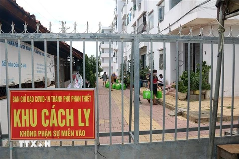 Khu C, chung cư Văn Thánh, phường Phú Tài, thành phố Phan Thiết đang bị cách ly, hiện có 60 hộ dân với khoảng 130 người. (Ảnh: Nguyễn Thanh/TTXVN)