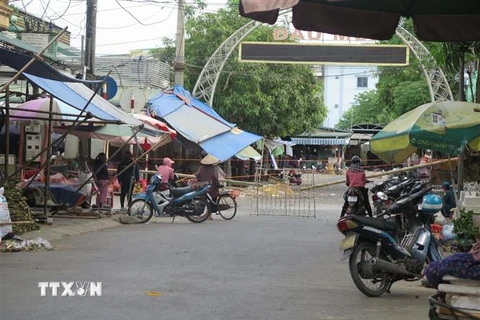 Lực lượng chức năng lập 8 chốt kiểm soát, phong tỏa, tạm dừng hoạt động chợ Đầu Mối (phường Hồng Sơn, thành phố Vinh). (Ảnh: Nguyễn Văn Nhật/TTXVN)