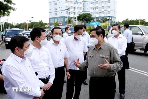 Thủ tướng Phạm Minh Chính kiểm tra tại khu cách ly Ký túc xá Đại học quốc gia Thành phố Hồ Chí Minh. (Ảnh: Thành Chung/TTXVN)