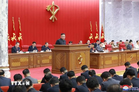 Nhà lãnh đạo Triều Tiên Kim Jong-un phát biểu tại phiên họp toàn thể Ủy ban Trung ương Đảng Lao động Triều Tiên ở Bình Nhưỡng ngày 15/6. (Ảnh: YONHAP/TTXVN)