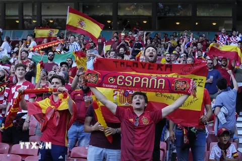 Cổ động viên Tây Ban Nha cổ vũ đội nhà trong trận gặp Croatia. (Ảnh: AFP/TTXVN)
