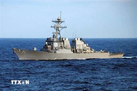Tàu khu trục trang bị tên lửa dẫn đường của Mỹ USS Ross. (Ảnh: AFP/TTXVN)