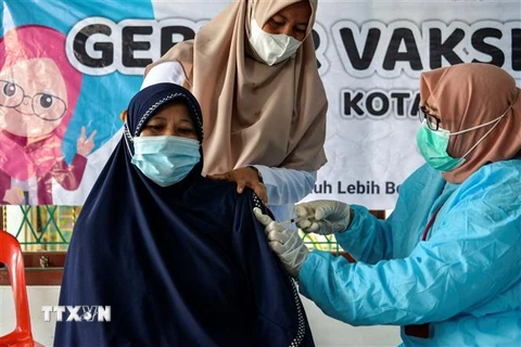 Một điểm tiêm chủng vaccine ngừa COVID-19 tại Banda Aceh, Indonesia. (Ảnh: AFP/TTXVN)