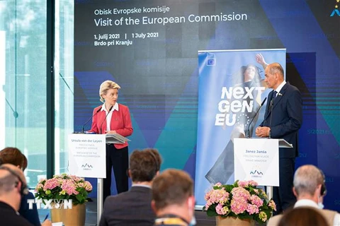 Thủ tướng Slovenia Janez Jansa (phải) và Chủ tịch Ủy ban châu Âu Ursula von der Leyen (trái) tại cuộc họp báo ở Brdo (Slovenia) ngày 1/7. (Ảnh: AFP/TTXVN)