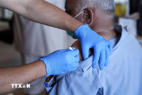 Tiêm vaccine ngừa COVID-19 cho người dân tại Islamabad, Pakistan. (Ảnh: THX/TTXVN)