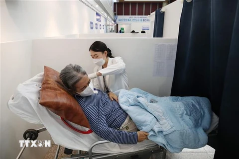 Nhân viên y tế tiêm vaccine ngừa COVID-19 cho người dân tại Seoul, Hàn Quốc. (Ảnh: Yonhap/TTXVN)