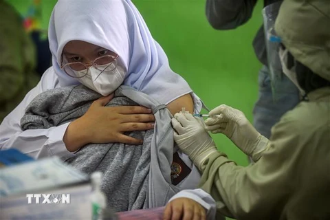 Tiêm vaccine ngừa COVID-19 tại Jakarta, Indonesia. (Ảnh: THX/TTXVN)