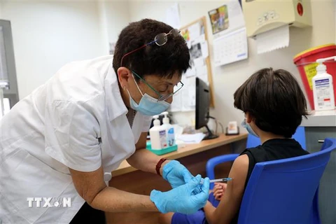 Nhân viên y tế tiêm vaccine ngừa COVID-19 cho người dân tại Modiin, Israel. (Ảnh: THX/TTXVN)
