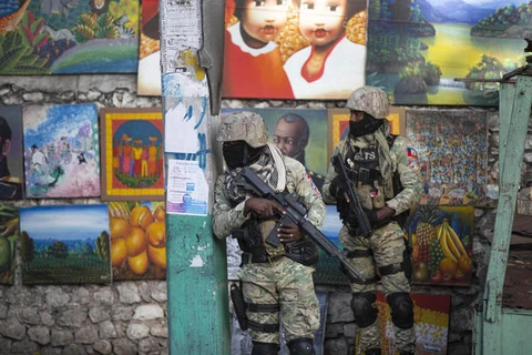 Binh lính tuần tra trong khu phố Petion Ville của Port-au-Prince, Haiti, nơi cố Tổng thống Jovenel Moise sống trước khi ông bị ám sát tại nhà riêng. (Nguồn: AP)