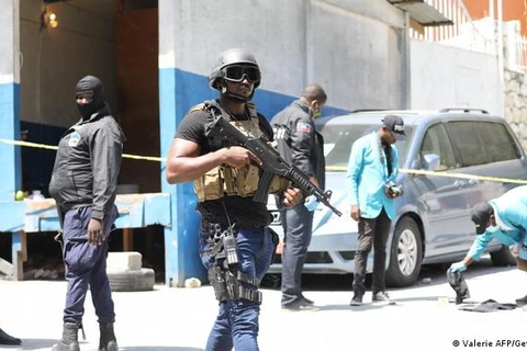 Lực lượng an ninh canh gác bên ngoài dinh thự của cố Tổng thống Jovenel Moise. (Nguồn: AFP)