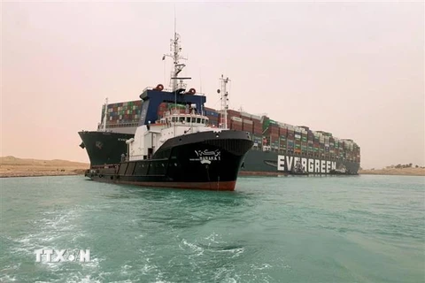 Tàu Ever Given bị mắc cạn tại Kênh đào Suez, Ai Cập. (Ảnh: AFP/TTXVN)