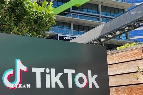 Biểu tượng ứng dụng TikTok bên ngoài văn phòng ở Culver City, Los Angeles, Mỹ. (Ảnh: AFP/TTXVN)