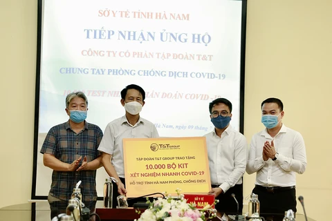 Ông Trần Viết Huệ, Phó Giám đốc Sở Y tế, đại diện Ban Chỉ đạo phòng chống dịch COVID-19 tỉnh Hà Nam, tiếp nhận 10.000 bộ kit xét nghiệm nhanh COVID-19 do Tập đoàn T&T Group trao tặng. (Nguồn: Tập đoàn T&T Group)