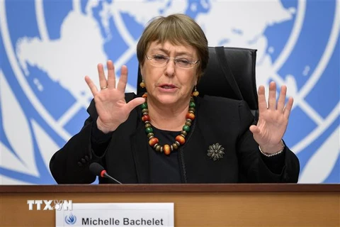 Người đứng đầu Cao ủy nhân quyền của Liên hợp quốc (OHCHR), bà Michelle Bachelet phát biểu tại một cuộc họp báo ở Geneva, Thụy Sĩ. (Ảnh: AFP/TTXVN)