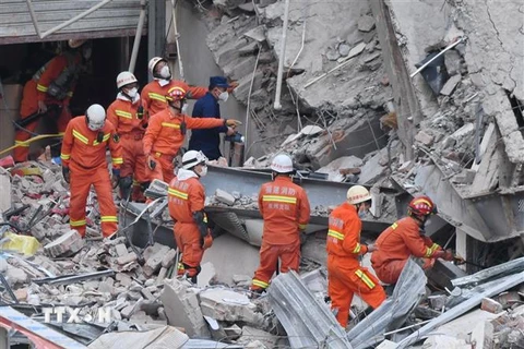 Lực lượng cứu hộ tìm kiếm nạn nhân tại hiện trường vụ sập khách sạn Xinjia ở thành phố ven biển Tuyền Châu, thuộc tỉnh Phúc Kiến, đông nam Trung Quốc, ngày 11/3/2020. (Ảnh: THX/TTXVN)