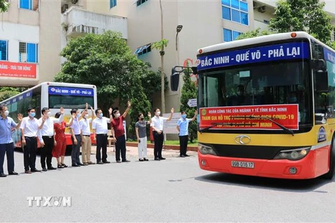Các lãnh đạo tỉnh Bắc Ninh, Sở Y tế chia tay các y, bác sỹ chi viện cho thành phố Hồ Chí Minh phòng, chống dịch. (Ảnh: Thanh Thương/TTXVN)