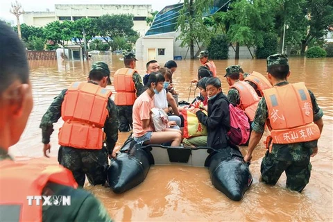 Lực lượng cứu hộ sơ tán người dân khỏi vùng ngập lụt sau mưa lớn tại tỉnh Tứ Xuyên, Trung Quốc, ngày 18/8/2020. (Ảnh: AFP/TTXVN)