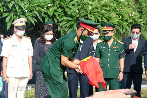 Quang cảnh Lễ viếng, truy điệu và an táng 2 hài cốt liệt sỹ tại Nghĩa trang Liệt sỹ tỉnh Kon Tum. (Ảnh: Cao Nguyên/TTXVN)